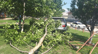 (FOTO) Șoferul unui BMW X5 a derapat de pe carosabil și a intrat cu viteză pe terenul de joacă pentru copii! - Photo