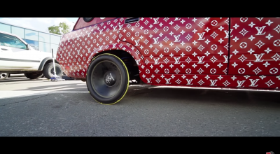 (VIDEO) Rușii au luat un VAZ-2104 și i-au instalat subwoofere în loc de roți! Vezi cum a pornit din loc mașina - Photo