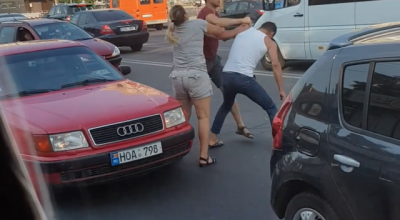 (VIDEO) Doi șoferi din capitală s-au luat la pumni în mijlocul drumului! - Photo