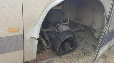 (FOTO) Un autobus de pe ruta Chișinău-Mereni și-a pierdut roata din mers! - Photo
