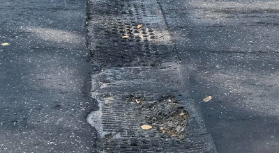 (FOTO) Ca la Moldoveni! Au pus asfalt peste limitator, acum e scos și a rămas groapa - Photo