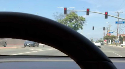 Autopilotul Tesla Model 3, a eșuat din nou! Mașina A trecut intersecția la roșu (VIDEO) - Photo