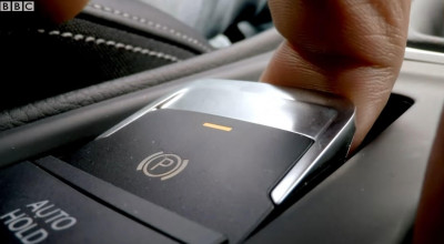 Conduci o mașină cu frână de mână pe buton? Vezi ce se întâmplă dacă tragi de ea la 200 km/h! (VIDEO) - Photo