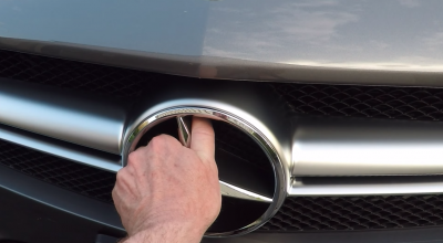 Peste 2.6 milioane de oameni au văzut cât de ușor se scoate emblema la noile modele Mercedes! (VIDEO) - Photo