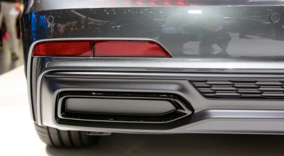 GALERIE: Cele mai false evacuări de la Salonul Auto de la Paris - Photo