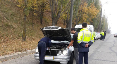 Taximetriștii din Chișinău trași pe dreapta de INP și ANTA! Oamenii legii verifică certificatele de competenţă profesională și starea tehnică a vehiculelor - Photo