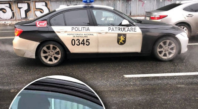 (FOTO) Vor să disciplineze șoferii dar nu reprezintă deloc un exemplu. Ofițer INP surpins cu cafeaua și telefonul la volan! - Photo