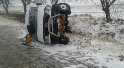 (FOTO) Condițiile meteo creează accidente! Două microbuse cu pasageri s-au răsturnat în dimineața de astăzi - Photo