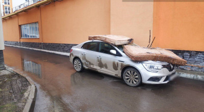 Pentru că a blocat accesul în curte, s-a pomenit cu asta pe capotă! - Photo