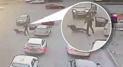 (VIDEO) Un bătrân din Chișinău a fost luat la pumni de un șofer parcat pe zebră! - Photo