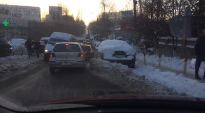 Trafic infernal pe o stradă din capitală, din cauza unui BMW abandonat - Photo