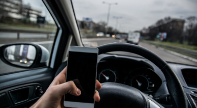 Amenzi de până la 620 euro pentru șoferii care fac LIVE-uri în timp ce conduc! - Photo