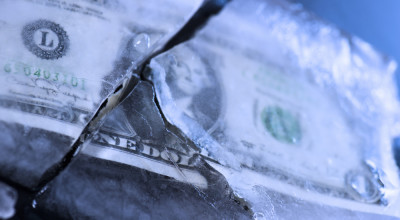 A profitat de ninsoare! Un tânăr a colectat bani pentru laptop, din deszăpezit mașini! - Photo