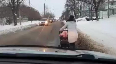 (VIDEO) O mămică din capitală filmată deplasându-se cu căruciorul pe carosabil din cauza trotuarelor înzăpezite! - Photo
