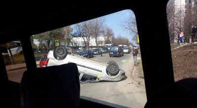 (FOTO) Accident pe strada Florilor din capitală! O mașină de taxi a fost răsturnată pe acoperiș - Photo