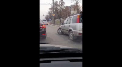 (VIDEO) Pe drumurile din Chișinău cedează chiar și SUV-urile! O Honda CR-V filmată cu suspensia ruptă pe strada Albișoara - Photo