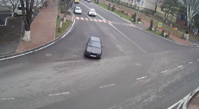 Pe ăsta l-ați văzut? Beat la volan, fără acte, fugea de poliție și a intrat în stâlp! (VIDEO) - Photo