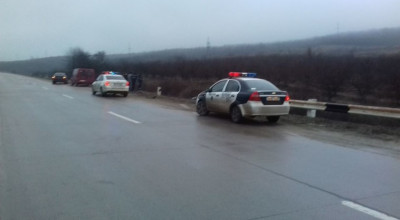 (FOTO) În această dimineață poliția a găsit un Ford Mondeo răsturnat în șanț! Proprietarul se afla într-un bar din preajmă - Photo