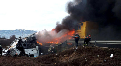 (FOTO) Accident tragic în România. TREI TIR-uri s-au ciocnit și au luat foc, doi șoferi au decedat! - Photo
