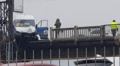 (VIDEO) Un microbuz de pe ruta 186 aproape că a sărit de pe un pod din capitală! Șoferul și doi pasageri erau în stare de ebrietate - Photo