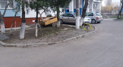 În Chișinău, au ”privatizat” și trotuarul, pentru că nu mai au loc de parcare! - Photo
