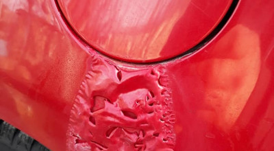 (FOTO) Un șofer din capitală și-a alimentat cu benzină vehiculul, iar carburantul care s-a scurs pe caroserie i-a ”mâncat” vopseaua! - Photo