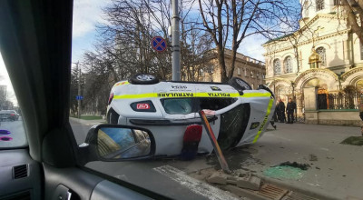 (FOTO) Un Duster al INP s-a răsturnat lângă sediul SIS! - Photo