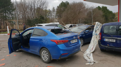 (FOTO) Atenție șoferi! Vântul face ravagii în capitală. Acoperișul unei benzinării a distrus mai multe mașini - Photo