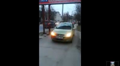 (VIDEO) Un șofer din capitală a decis să circule pe trotuar, deoarece carosabilul ” îi rupe mașina”! - Photo