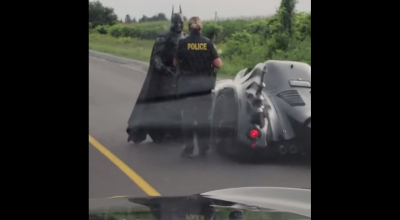 (VIDEO) Batman filmat cum este stopat de poliție în timp ce făcea o tură cu Batmobil-ul! - Photo