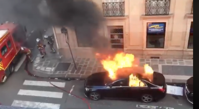 VIDEO: Arde, uite cum arde aceste Mercedes! Iar pompierii francezi nu se grăbesc să înăbușe incendiul - Photo