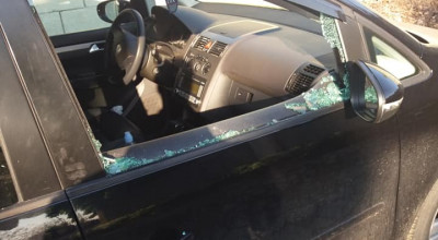 (FOTO) Mașini vandalizate la Durlești! Mai mulți șoferi și-au găsit astăzi vehiculele cu geamurile sparte - Photo