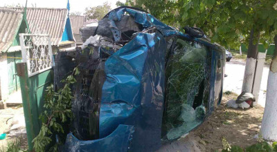 (FOTO) Accident grav la Ștefan Vodă! O șoferiță din capitală și-a proiectat SUV-ul în poarta unei gospodării - Photo