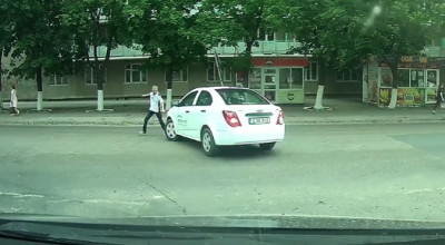 (VIDEO) Nemaivăzut! Un șofer din capitală lovește intenționat cu mașina un pieton care traversează neregulamentar - Photo