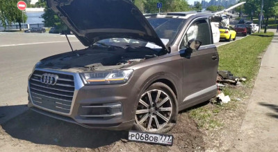 (VIDEO) Se întâmplă în Rusia. Un Audi Q7 a fost rupt în două la propriu după ce s-a izbit într-un stâlp cu viteza de 200 km/h - Photo