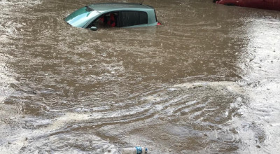 (VIDEO) Ploaia de astăzi face ravagii! O mașină a fost acoperită de ape la intrarea în Bubuieci - Photo