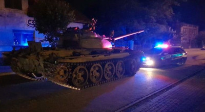 (VIDEO) S-a îmbătat criță și a ieșit să facă o tură prin oraș cu un TANC sovietic T-55! - Photo