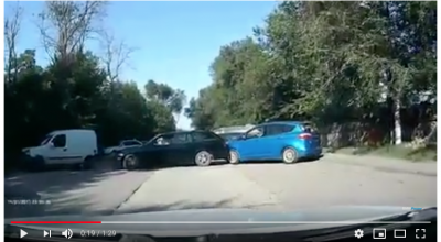 (VIDEO) Nu toate femeile sunt ”atente la volan”. Iată o șoferiță care lovește și împinge o altă mașină, în timp ce vorbește la telefon - Photo