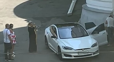 (VIDEO) Tehnologii noi, tradiții vechi. O Tesla Model S a fost sfințită în Rusia! - Photo