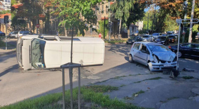 Cum să răstorni un microbuz cu un Mitsubishi Colt? Îți iei inima în dinți și treci pe roșu! (VIDEO) - Photo