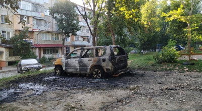 Un Land Cruiser a ars în această dimineața în curtea unui bloc! Se presupune că vecinii nu au împărțit parcarea - Photo