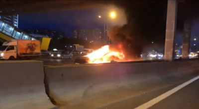 (VIDEO) Un model Tesla cuprins de flăcări pe o stradă din Moscova. Momentul exploziei a fost surprins de martori - Photo