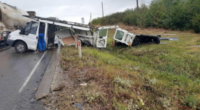 Șofer născut în cămașă la Sîngerei! A scăpat cu viață, după ce mirobuzul a fost rupt în două - Photo