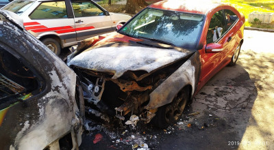Un Peugeot și un Mercedes - daună totală după ce au luat foc! - Photo