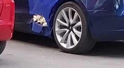 De astea vezi doar la noi! Un model Tesla reparat cu peliculă autoadezivă și spumă poliuretană - Photo