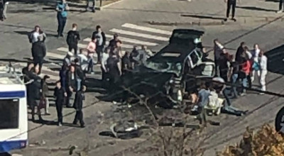 (VIDEO) Accident șocant la Buiucani! Un troleibuz a intrat în mulțime după ce a fost lovit de un PORSCHE! - Photo