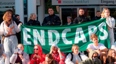 Greenpeace și Friends of the Earth protestează la Salonul Auto de la Frankfurt: 