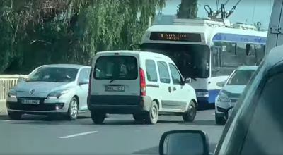 (VIDEO) Culmea obrăzniciei! Un șofer surprins deplasându-se pe banda de mijloc de pe CONTRASENS - Photo