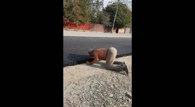 (VIDEO) Și-a făcut cruce și a sărutat asfaltul proaspăt turnat pe strada principală din satul său! - Photo