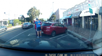 La un pas de accident, doi șoferi s-au îmbrățișat în semn de împăcare în loc să se înjure - ca la noi! (VIDEO) - Photo